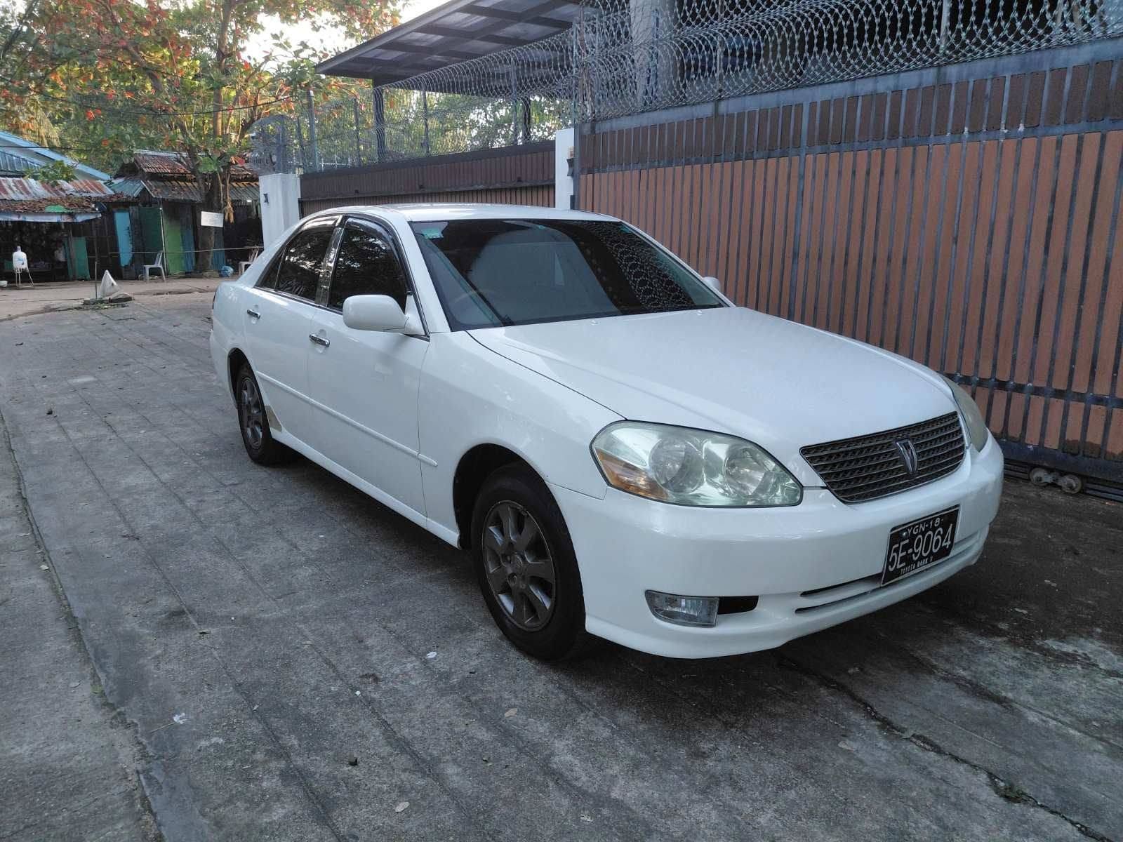 2002 Toyota Mark II · Regalia — photo 2