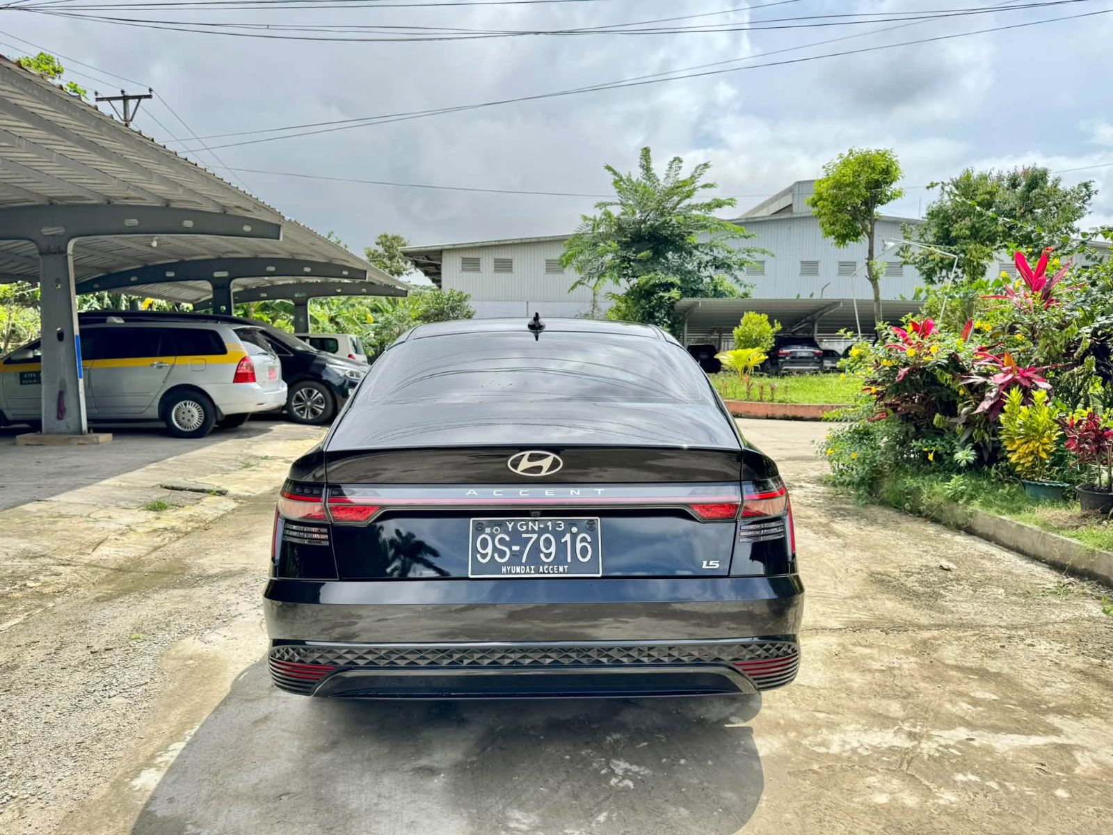 2025 Hyundai Accent — photo 3