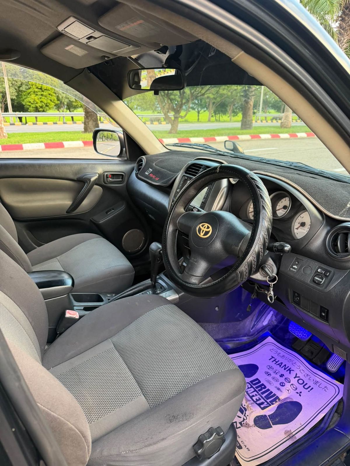 2004 Toyota RAV 4 — photo 9